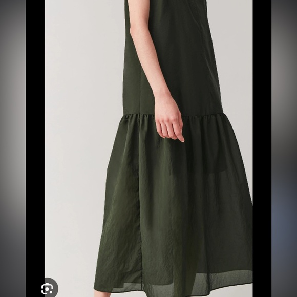 Cos Sleeveless Frilled dress in Green - Picture 2 of 4